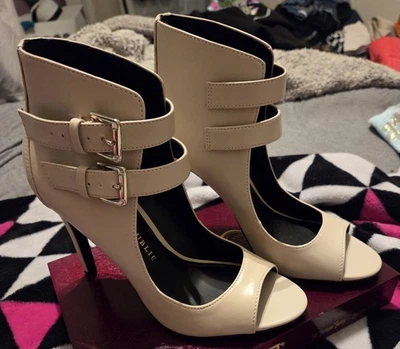 Tacones de aguja Rock Republic crema con doble hebilla Foto 1 de 4