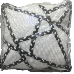 Almohada 15x15. Patrón elevado blanco y negro. Super grueso y lujoso. {29}. - Imagen 1 de 4