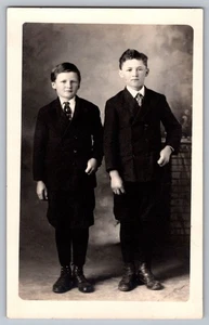 Vintage Echt Foto Postkarte von zwei Jungen in formeller Kleidung um Anfang 1900 #1654 - Bild 1 von 2