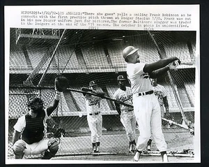 Frank Robinson takes batting practice Dodgers Stadium January 1972 Press Photo - Picture 1 of 2