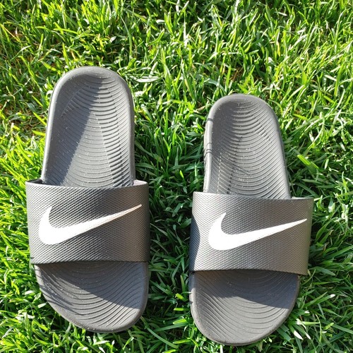 Sandles Nike Slides taglia 4Y nere con grigie Nike Swoosh