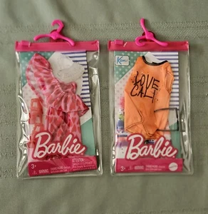 Lotto 2 vestiti per bambole Ken e Barbie Fashion Pack - Foto 1 di 4