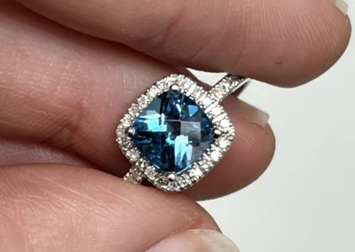 Anel quadriculado corte almofada topázio azul e halo diamante 14k - Imagem 1 de 4