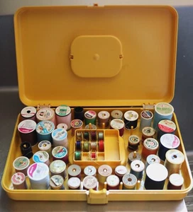 LOTE Wilson Wil-Hold Caja de Coser de Plástico Estuche Soporte Bobina Amarillo + Hilos Abrigos - Imagen 1 de 12