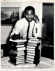 1966 TYPE 1 PHOTO of 1960 OLYMPICS GOLD MEDAL WINNING BOXER - WILBERT MCCLURE - Picture 1 of 2