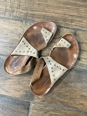 Sandalias Cydwoq Hillary Tanga Mujer 37.5 Beige Gamuza Tachonadas Hechas a Mano Foto 1 de 4