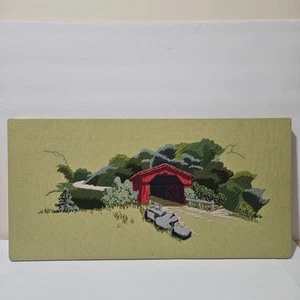 PUENTE CUBIERTO BORDADO CREWEL VINTAGE/arte rústico país Cedarburg WI 24x12 - Imagen 1 de 16