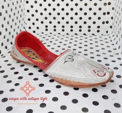 NAWABI TILLA & THREAD WORK HECHO A MANO HOMBRE PLATA CUERO KHUSSA Foto 1 de 4