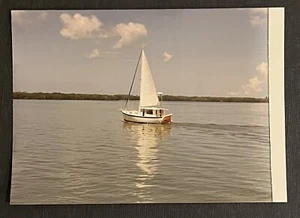 GEFUNDEN VINTAGE FOTO BILD schönes malerisches Segelboot in einer Bucht Usseppa Island - Bild 1 von 3