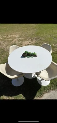 Mesa e 4 cadeiras vintage de tulipa - Imagem 1 de 4