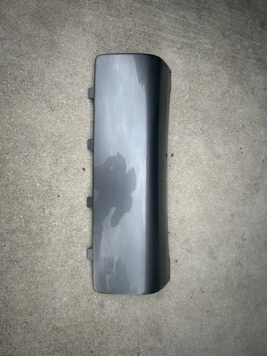 Cubierta de llenado de parachoques trasero genuina OEM para Infiniti QX56 QX80 85018-1LA0H Foto 1 de 4