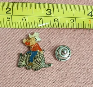 Vintage Cowboy Reiten Gürteltier Emaille Jacke Anstecknadel Texas Western Rodeo - Bild 1 von 4