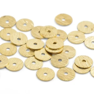 100 X CUENTAS ESPACIADORAS HEISHI REDONDAS DE LATÓN CHAPADO EN ORO CEPILLADO 6 MM / 8 MM - Imagen 1 de 1