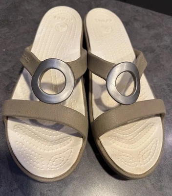 Sandalias Crocs Sanrah Silver Circle Slides para mujer talla W 10 tostadas - cuña baja Foto 1 de 4