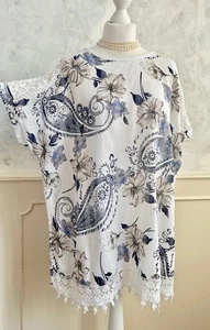NEU - MADE IN ITALY Sommer Hängerchen Bluse weiß blau Blumen Spitze L/XL - Bild 1 von 6