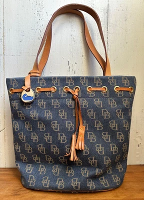 Bolso de Mano DOONEY & BOURKE Denim y Cuero Borlas Bucket - Monograma DB Usado en Excelente Condición Foto 1 de 4