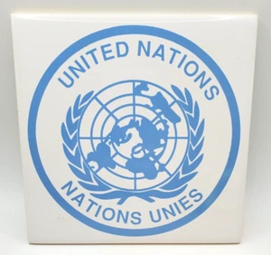 Remache de azulejos de las Naciones Unidas Unies nuevo listo para colgar blanco azul - Imagen 1 de 4