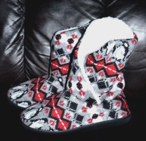 Vera Bradley Cozy Ankle Slipper Booties IN PENGUINS INTARSIA Women Sz S 5-6 New - Picture 1 of 4