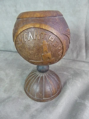 COUPE en noix de coco sculptée, ancienne. ENFANT PERDU. - Photo 1/4
