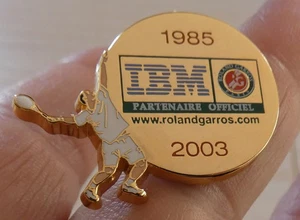 BEAU PIN'S SPORT TENNIS ROLAND GARROS 2003 IBM ARTHUS BERTRAND - Foto 1 di 5