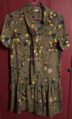 Mini Camisa Vestido Túnica Fósil Talla Pequeña Verde Floral Con Corbata Frontal Foto 1 de 4