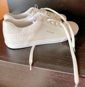 NWT Tommy Hilfiger beige causal sneaker shoes embroidered back trim Sz 11M - Picture 1 of 8