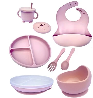 Juego de cena de silicona rosa para niños pequeños de 9 piezas. Incluye babero, plato, taza, tenedor, cuchara Foto 1 de 4