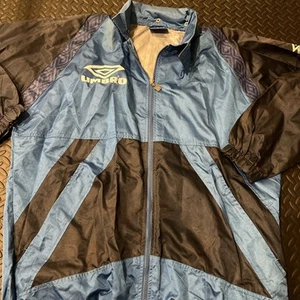 CHAQUETA DE ENTRENAMIENTO UMBRO RARA DÉCADA DE 1990 CREMALLERA COMPLETA CON CAPUCHA FÚTBOL MED HOMBRES AZUL Fútbol - Imagen 1 de 12