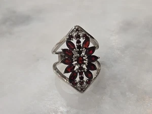Size 7.75 BEAUTIFUL Sterling Silver Split Shank Ring Burgundy Red Stones - Picture 1 of 5