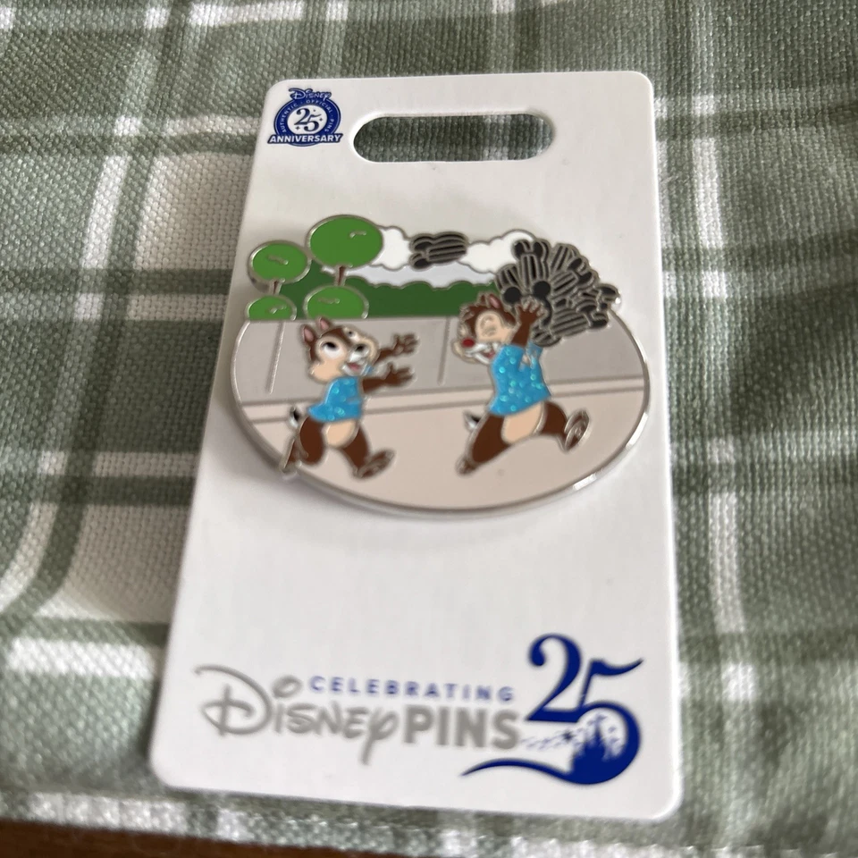 Заколка на 25 булавок Disney Chip And Dale Celebrating  - Изображение 1 из 1
