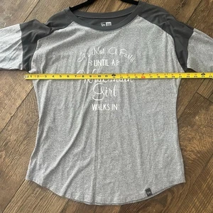 Not a Party until a Wisconsin Girl walk in 3/4 T-Shirt grau weiß Damen Größe LG - Bild 1 von 7