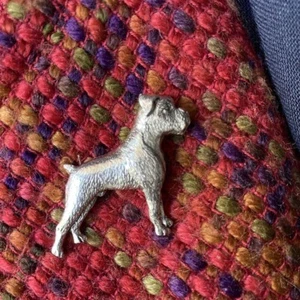 BOXER ZINN ANSTECKNADEL ABZEICHEN HUND BROSCHE ENGLISCH HANDGEFERTIGT REVERS GESCHENKBOX TRACKED 24 - Bild 1 von 4