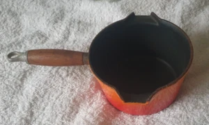 Cacerola de hierro fundido Le Creuset con mango de madera y caños de doble vertido, pegatina. - Imagen 1 de 5
