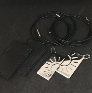 HERMES Sonne Symbole Platte silberfarben Choker Halskette Anhänger 2 Set mit Box gebraucht - Bild 1 von 5