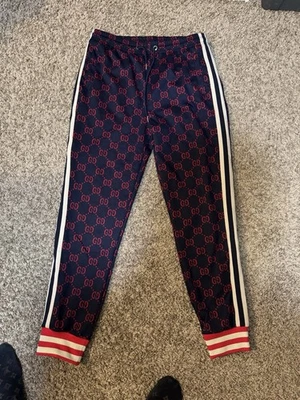 Calça de Moletom Gucci Vermelha Mono G - Tamanho Grande - Imagem 1 de 4