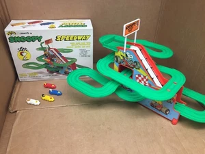 VINTAGE 1974 SNOOPY SPEEDWAY VON AVIVA IM ORIGINALKARTON -KEINER LÄUFT - Bild 1 von 15