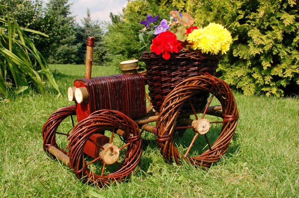 Schöner Traktor aus Korbgeflecht, Rattan, Weide, Pflanzkorb, Pflanzkasten 55 cm - Bild 1 von 1