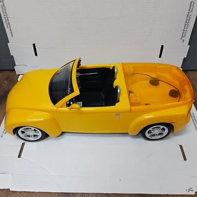 Barbie Chevy SSR amarillo Mattel Cali Girl 2004 coche sin reproductor de CD Foto 1 de 4