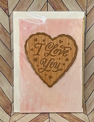 TARJETA HALLMARK DÍA DE LA MADRE "TE AMO... MUJER INCREÍBLE" CON APLIQUE CORAZÓN MADERA Foto 1 de 2