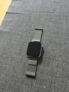 Apple Watch Series 7 Cellular 45mm Edelstahl silber Milanaise Armband - Bild 1 von 4