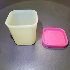 Tupperware Aderezo para Ensaladas Snack Keeper Transparente 2066A-1 + Tapa Rosa 2066A-7 Usado 2" - Imagen 1 de 6