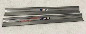 JUEGO EMBELLECEDORES PLACA RASGUÑO UMBRAL PUERTA ENTRADA DELANTERA BMW E36 M3 2 PUERTAS R/L GRIS 92-99 - Imagen 1 de 8