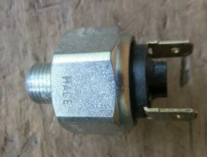 ¿Alfa Romeo de lote antiguo? Interruptor de unidad transmisor de presión de freno 101 03M Italia - Imagen 1 de 5