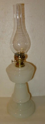 N°7 ANCIENNE LAMPE PETROLE EN OPALINE BLANCHE SOUFFLEE 19 è STYLE LOUIS PHILIPPE - Photo 1/4