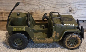 Lanard Corps Action Figuren Fahrzeug Jeep 2012 JP-431 Sky Devils Muddy Tires - Bild 1 von 12