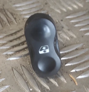 Bouton commande interrupteur de lève vitre - DACIA Sandero I (1) - Picture 1 of 4