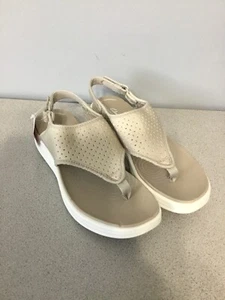 Women's Clark Cloudsteppers Flip Flop Sandal Shoe Size 7 Beige - Picture 1 of 8