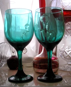 Pair of wine glasses on stem. Green color. H=18cm / 7" - Picture 1 of 3