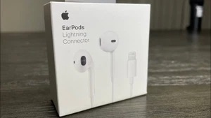 Apple - EarPods with Lightning Connector - White (MMTN2ZM/A) - Genuine OEM Apple - Picture 1 of 4