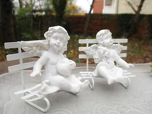 Engel Putte weiß auf Bank Gartenbank Weihnachten Deko Shabby Geschenk Schutzenge - Bild 1 von 3